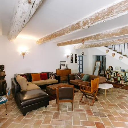 30m2 In 18th-century Provencal Althen-des-Paluds